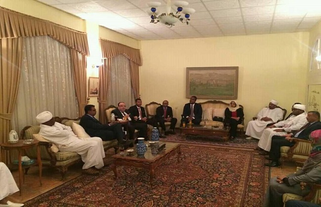 السفير المصري في الخرطوم يكرم  دبلوماسيا سودانيا