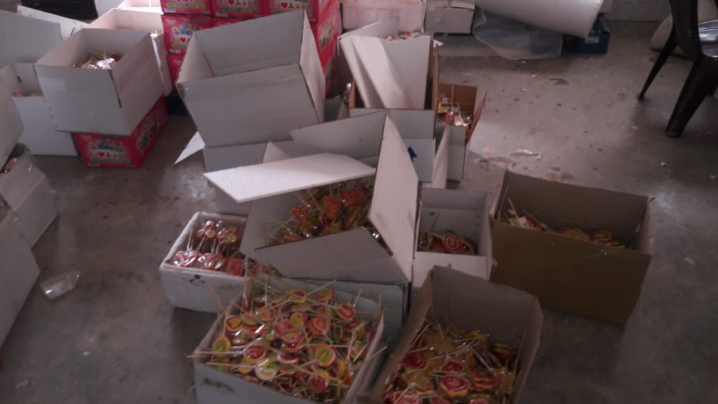 ضبط  أطنان حلويات أطفال من منتجات منتهية الصلاحية داخل مصنع بالغربية