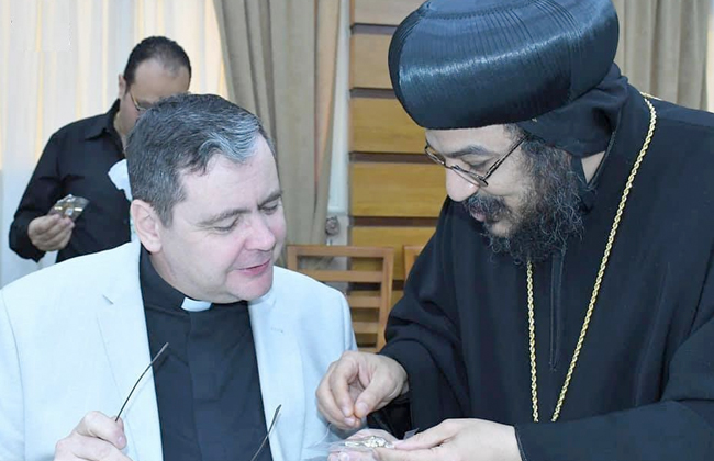 الوفد الكنيسي خلال زياراته للكاتدرائية المرقسية بالإسكندرية 