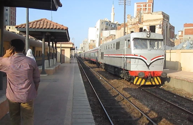 النقل توضح حقيقة الصورة المنتشرة لقطار يمر بأحد خطوط السكك الحديدية الغرقانة بالإسكندرية