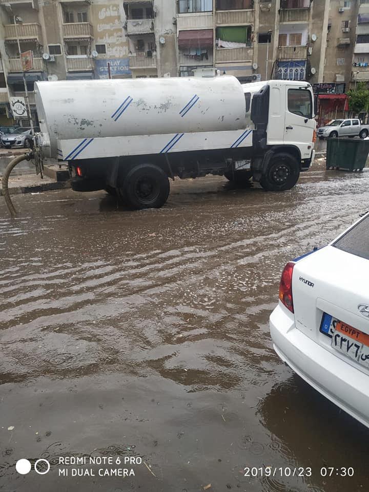 سيارات الكسح لشفط تكدسات مياه الأمطار من شوارع بورسعيد
