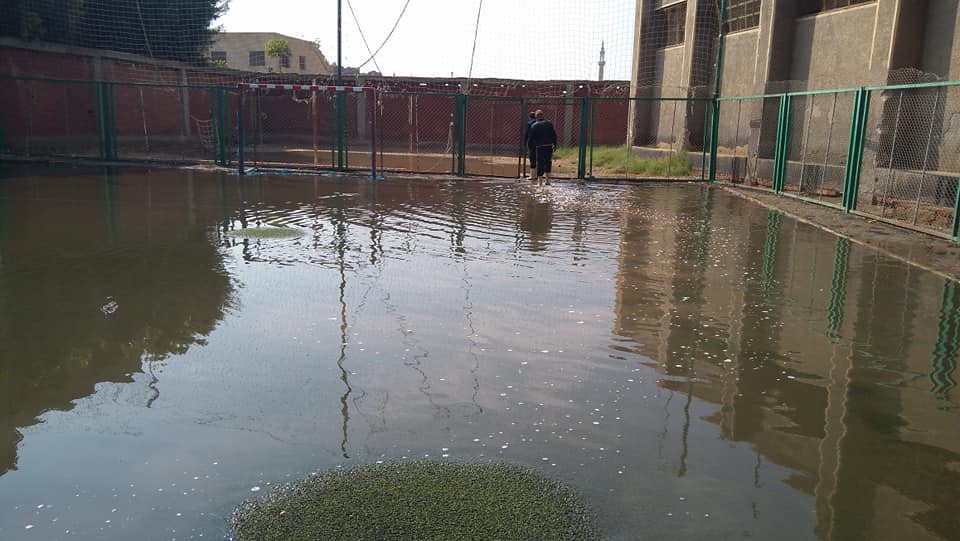 	مياه الأمطار تغرق مدرسة وملاعب مركزي شباب