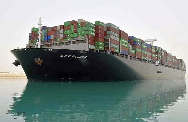 قناة السويس تشهد عبور  سفينة بحمولة  مليون طن خلال يومين