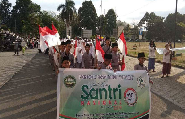 احتفالا باليوم الوطنى للمعاهد الدينية مسيرات حاشدة بإندونيسيا تحت شعار شكرا يا أزهر |صور