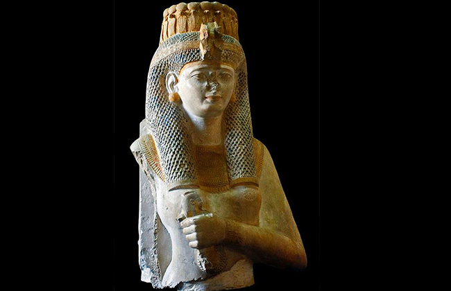 تمثال للملكة ميريت آمون في عرض خاص بمدخل المتحف المصري بالتحرير