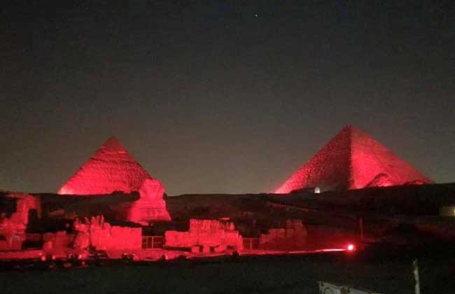 في اليوم العالمي للقلب إنارة الأهرامات باللون الأحمر | صور