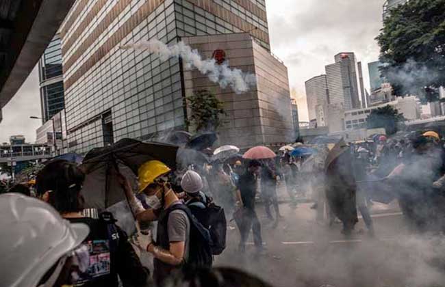 شرطة هونج كونج تطلق الغاز المسيل للدموع بعد خروج آلاف المحتجين المناهضين للحكومة
