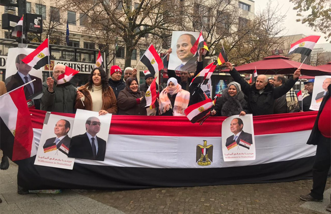 الجالية المصرية في ألمانيا تنظم وقفة تأييد وترحيب بالرئيس السيسي | فيديو وصور