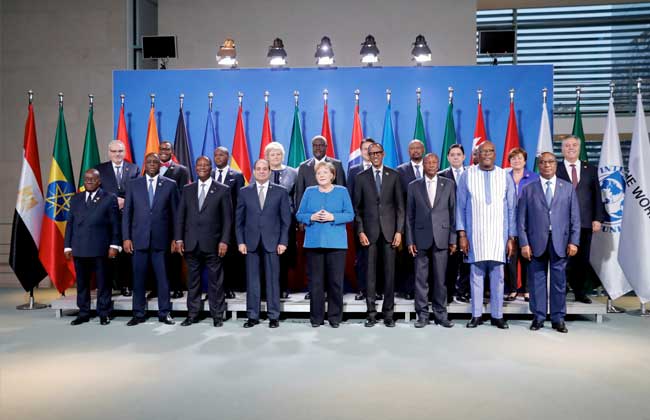 الرئيس السيسي يلتقط صورة تذكارية مع ميركل وقادة قمة مجموعة العشرين وإفريقيا| فيديو