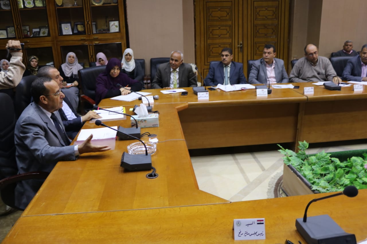 محافظ شمال سيناء خلال الاجتماع