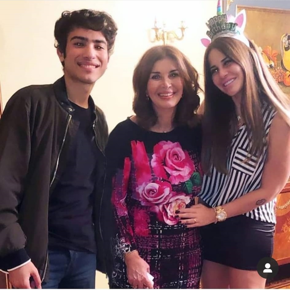 منة حسين فهمي تحتفل مع والدها بعيد ميلادها وترقص على أغنية ياواد يا تقيل |  فيديو وصور - بوابة الأهرام