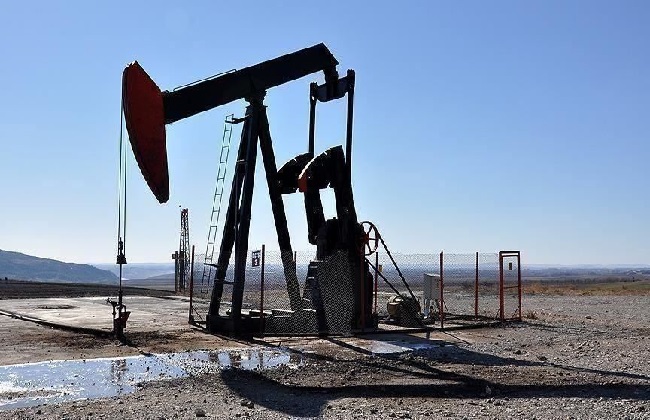 النفط يقفز  بعد اتفاق أوبك على تسوية بشأن الإمدادات
