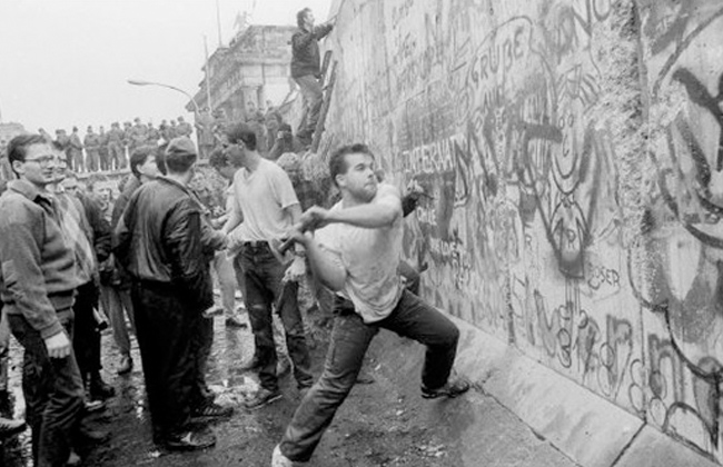 بعد 30 عاما على سقوط جدار برلين.. جدران جديدة تشيد لمواجهة العولمة - بوابة  الأهرام