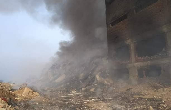 استمرار تصاعد الأدخنة من مصنع قليوب بعد إطفاء حريق استمر  ساعات | صور 