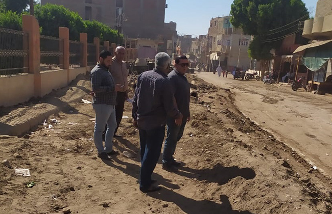 بدء رصف الشوارع الرئيسية بمدينة الزينية في الأقصر | صور
