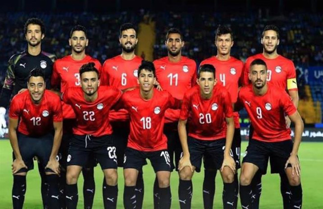 لاعبو منتخب مصر يتفاعلون مع الجماهير خلال افتتاح أمم إفريقيا للشباب