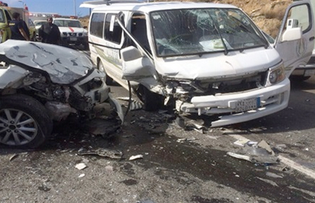 مصرع وإصابة  أشخاص في تصادم سيارتين بـطور سيناء 