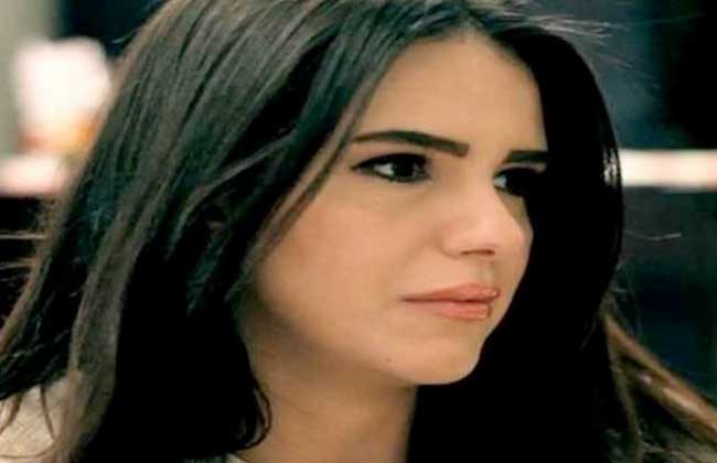 دنيا عبد العزيز تشعل السوشيال ميديا بفيديو قبلة عمر الشريف