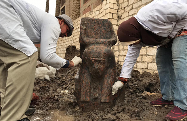 الآثار تنجح في العثور على كشف أثري لتمثال ملكي بمنطقة ميت رهينة | صور