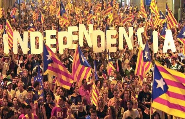 الكتالونيون يتظاهرون من أجل الانفصال في الذكرى السنوية للاستفتاء
