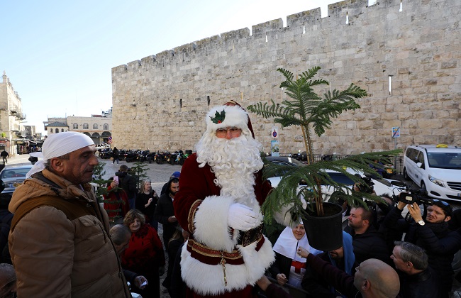 بابا نويل يوزع أشجار عيد الميلاد في القدس