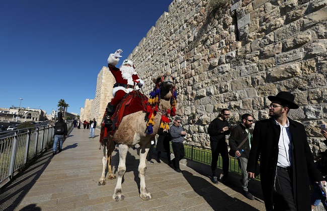 بابا نويل يوزع أشجار عيد الميلاد في القدس