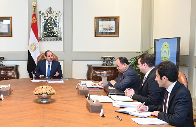 الرئيس السيسي يجتمع مع رئيس مجلس الوزراء ووزير المالية ونائبيه