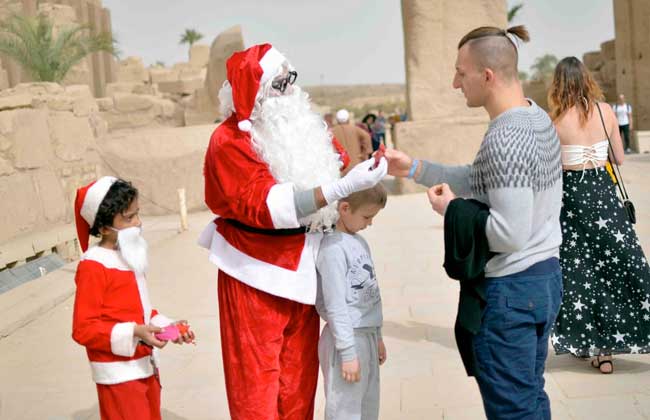 توزيع الهدايا والورود على السائحين بمعبد الكرنك و إشغالات فنادق الأقصر