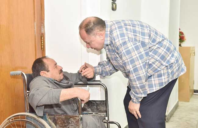 محافظ أسيوط يلتقي أشخاص ذوي إعاقة وكبار سن للاستماع لمطالبهم