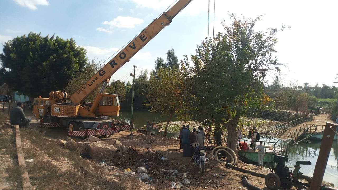 محاولة ثالثة لاستخراج كوبري الصندل المنهار في  شبرا النملة بطنطا | صور