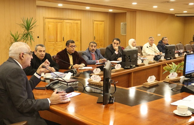 رئيس جامعة المنصورة يناقش استعدادات اللجنة العليا لمهرجان  سنة منصورة  