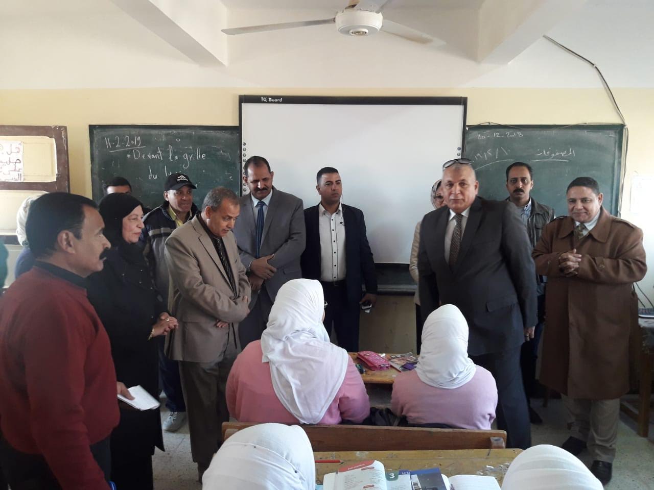 زيارة اللواء محمد الزملوط محافظ الوادي الجديدلمدارس الثانوي العام بالخارجة