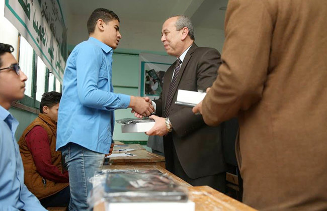 محافظ كفرالشيخ يسلم التابلت لطلاب مدرسة شهيد السلام الثانوية ويؤكد توزيع  ألف جهاز على المدارس | صور