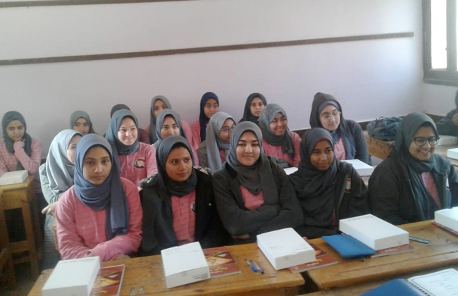 محافظ سوهاج يوزع التابلت على طالبات الصف الأول الثانوي | صور - بوابة الأهرام