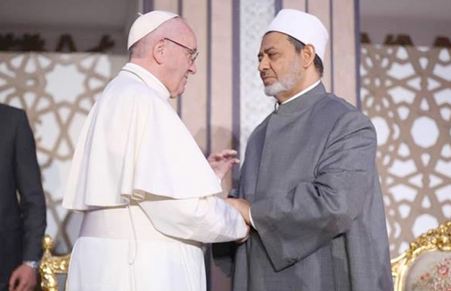 الصحف العالمية عناق الإمام الأكبر وبابا الفاتيكان يعكس علاقتهما القوية