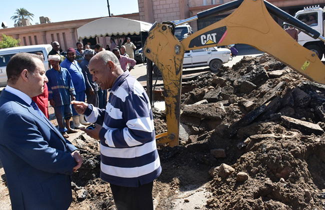 نائب محافظ أسوان ينتقل لموقع كسر ماسورة مياه الشرب بـميدان  الشهداء |  صور 
