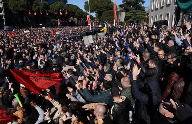 المعارضة الألبانية تتظاهر وتنسحب من البرلمان
