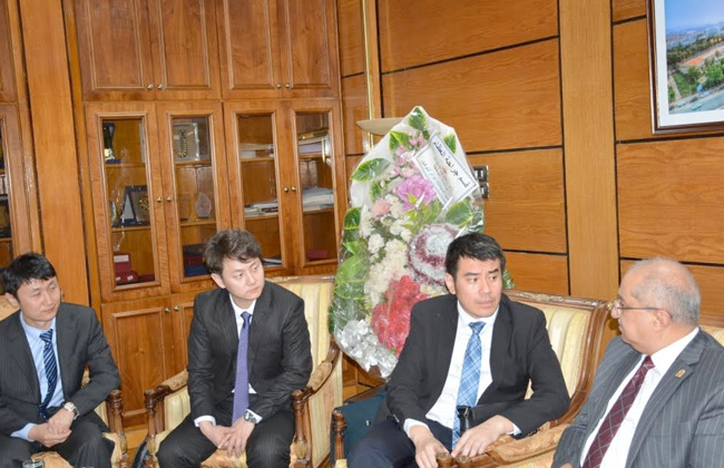 رئيس جامعة أسيوط يستقبل وفد جامعة شمال الصين للطاقة الكهربية