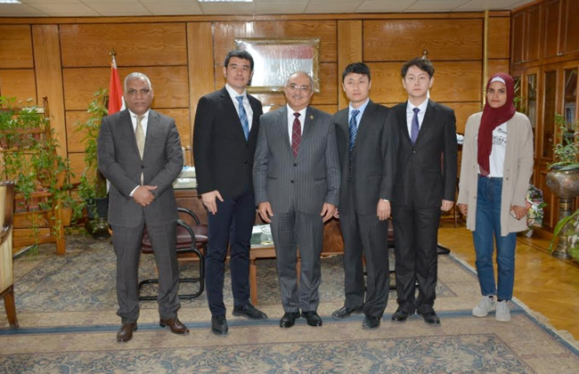 رئيس جامعة أسيوط يستقبل وفد جامعة شمال الصين للطاقة الكهربية