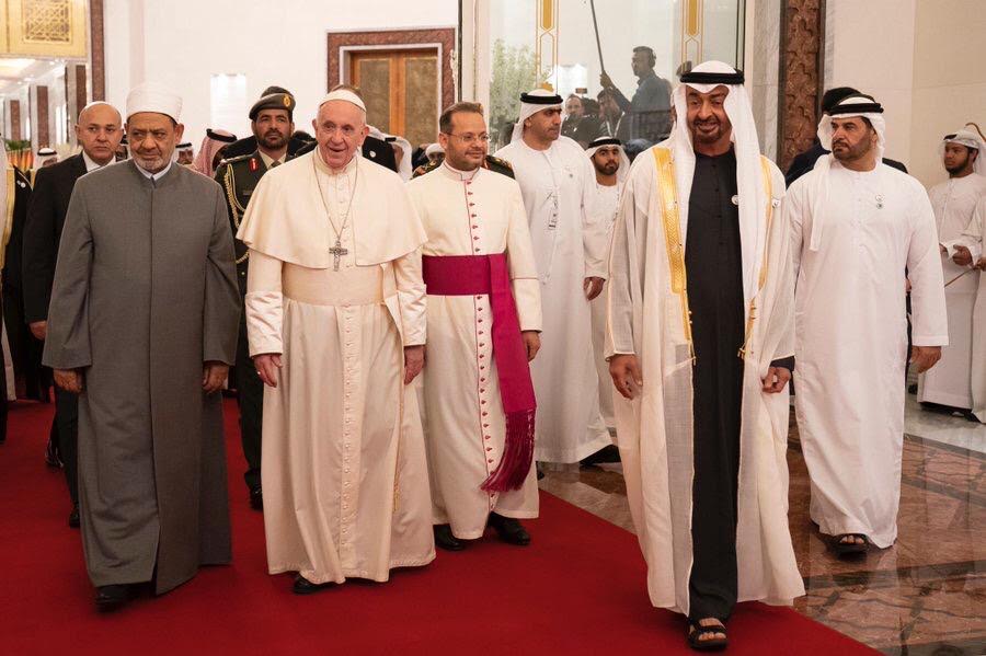 مراسم استقبال رسمية لدى وصول شيخ الأزهر وبابا الفاتيكان إلى أبو ظبي