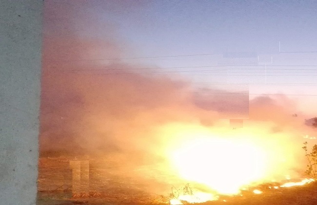 إخماد حريق نشب في حوش للمواشي بقرية الحليلة جنوب الأقصر| صور