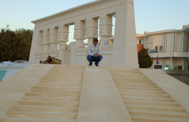 طلاب آثار قنا ينفذون مجسمات صالة أعمدة حتحور ومعبد سيتي