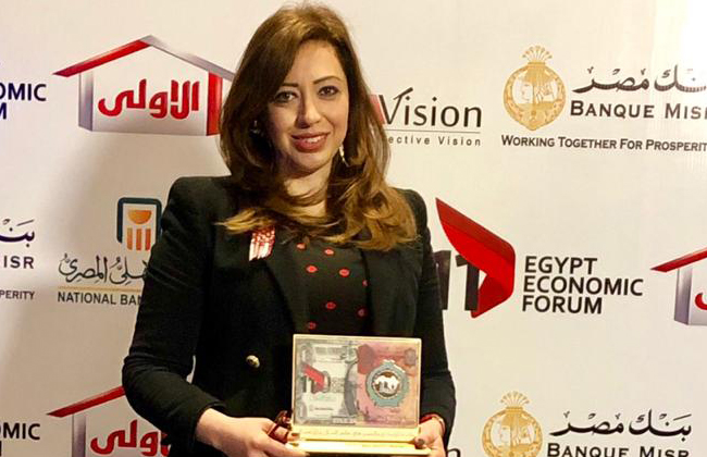 منتدى مصر الاقتصادي يمنح سوسن عز العرب جائزة الإبداع والتميز |صور