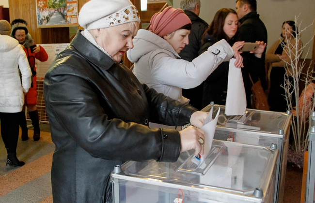 بدء التصويت في انتخابات الرئاسة بأوكرانيا وممثل كوميدي الأوفر حظا