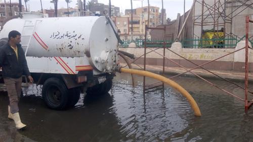 الدفع بسيارات لشفط مياه الأمطار من شوارع بورسعيد