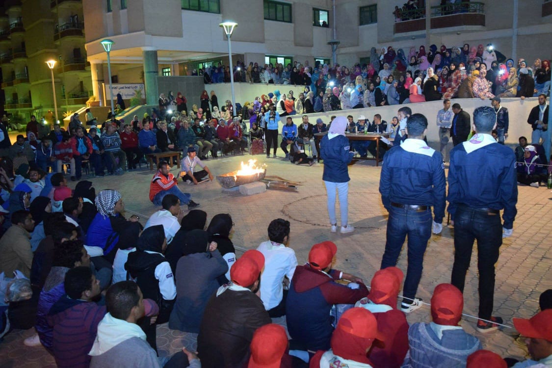 رئيس جامعة سوهاج يشارك طلاب المهرجان الكشفى بحفلة سمر