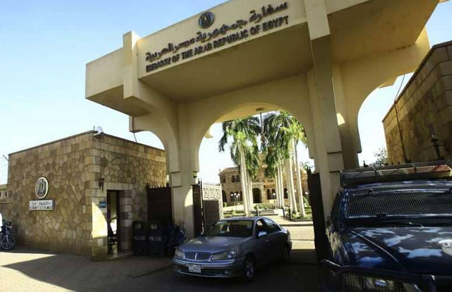 السفارة المصرية في الخرطوم تنجح في تسهيل عبور المواطنين عبر منفذ أرقين -  بوابة الأهرام