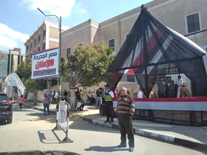 نائب محافظ القاهرة يتفقد سير التصويت في لجان حلوان والتبين
