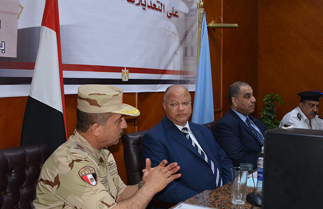 محافظ القاهرة يتابع سير عملية الاستفتاء على تعديلات الدستور من خلال غرفة العمليات
