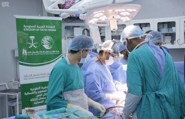 مركز الملك سلمان للإغاثة يوقع عقدين لعلاج  مصاب يمني